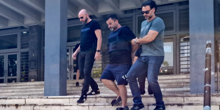 I veshur me jelek antiplumb, del para Gjykatës 45-vjeçari shqiptar që vrau shokun në Selanik (VIDEO)