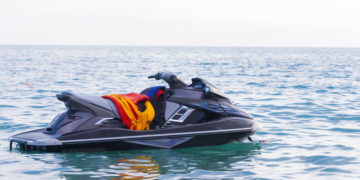 Pamje të rënda, babai humb kontrollin e “jet ski”, merr lëndime të shumta në kokë i biri i mitur (VIDEO)