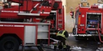 Zjarr në lokalin në godinën e Gjykatës së Lartë, zjarrfikësit mbërrijnë në vendngjarje