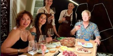 Familja e Rita Orës me pushime në Shqipëri, darkojnë të Mrizi i Zanave