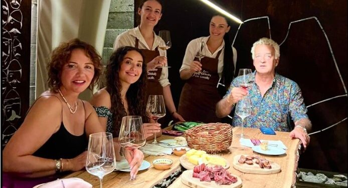 Familja e Rita Orës me pushime në Shqipëri, darkojnë të Mrizi i Zanave