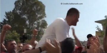 Mbështetësit e PS presin me duartrokitje e lot Edison Memollën