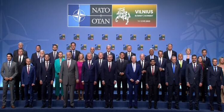 Krerët e NATO-s pozojnë për foto familjare, Rama batuta me kryeministren e Danimarkës