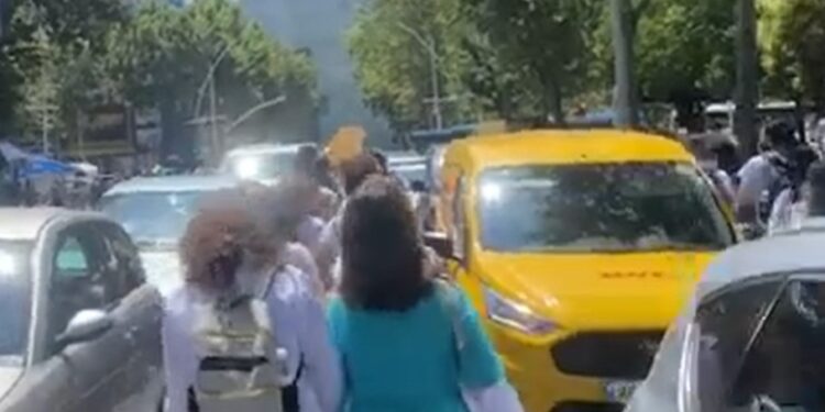 Qytetarët i bashkohen protestës së studentëve të mjekësisë