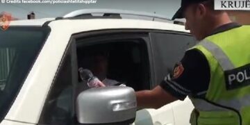 Temperaturat e larta në vend, efektivët në Krujë shpërndajnë shishe me ujë për qytetarët