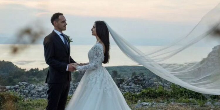 Dalin FOTOT, martohet vajza e Jozefina Topallit