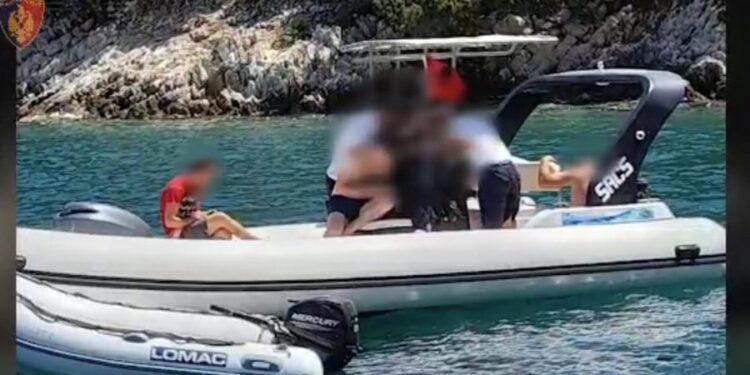 U bllokuan në det për disa orë, shpëtohen 5 persona