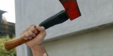 Kanosi kunatën me sëpatë për pronën, 55-vjeçari në Korçë procedohet në gjendje të lirë