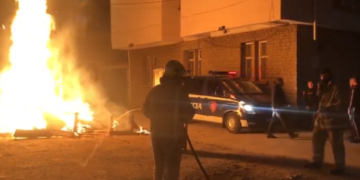 Zjarr në Lezhë, shkrumbohet banesa