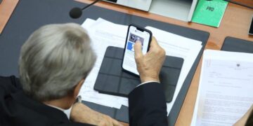 Sali Berisha “harron” debatin në Kuvend, Spartak Ngjela i “shkon” në WhatsApp