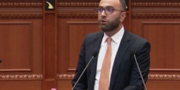 Seanca plenare nis me debate, opozita kërkon ndryshim të rendit të ditës, Bardhi thirrje Ramës: Dil nga vrima ku je fshehur