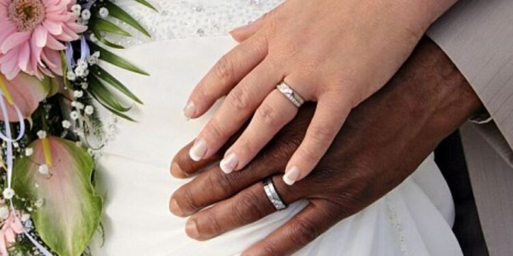 Mira telefonon nga Londra duke qarë: Vajza ime u martua me një djalë me ngjyrë