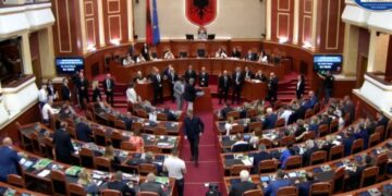 Kuvendi nis me debate, Berisha vendos pankartë te foltorja, e rrethon Garda