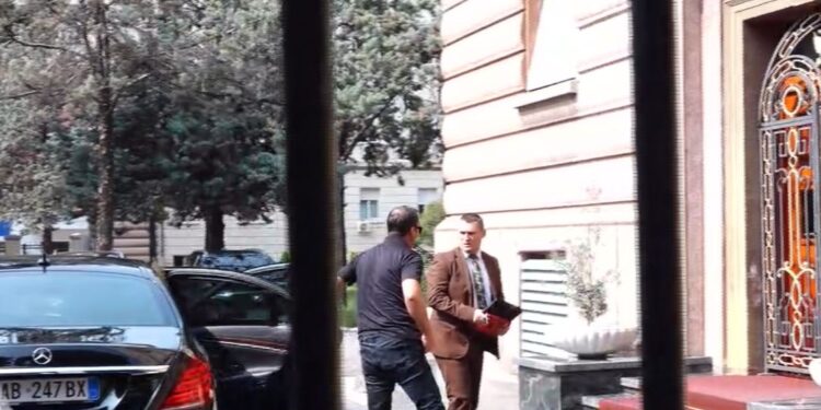 Pas përplasjes së opozitës dhe maxhorancës, rinis mbledhja e Këshillit të Mandateve, ende asnjë diskutim për Ahmetajn