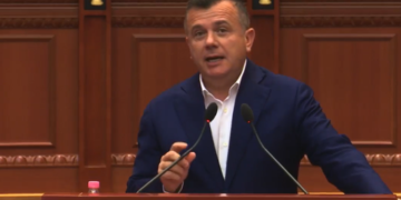 “Kush do Gjermaninë, ta bëjë shkollën atje”, Balla i prerë me studentët e mjekësisë dhe publikon datën e kalimit të projekt-ligjit në Kuvend