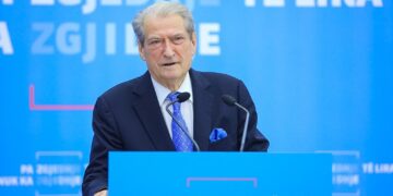 “Dollinë e parë e ngriti për Dakon, shkoni dhe pyeteni në burg”, Berisha paralajmëron ministrat e Ramës: Kujdes, do t’ju flakë si mikun e tij!