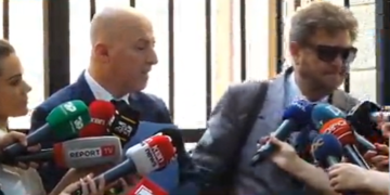 Avokatët e Ahmetajt sherr me gazetarët: Po shtrembëroni të vërtetën, jemi kundër arrestit