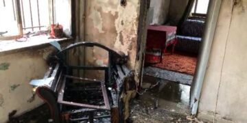 Flakët përfshijnë apartamentin në Gjirokastër, zjarri shkrumbon gjithçka brenda banesës