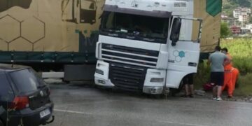 Trajleri del nga rruga në Librazhd (FOTO)