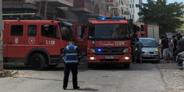 Zjarr në parkingun e pallatit në Tiranë, evakuohen banorët, dyshimet e para
