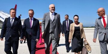 Rama mbërrin në Shkup, pritet nga zv. kryeministri i Maqedonisë së Veriut