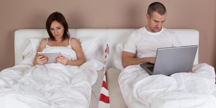 1 në 3 partnerë largohen nga shtrati gjatë natës, shtohen problemet me gjumin