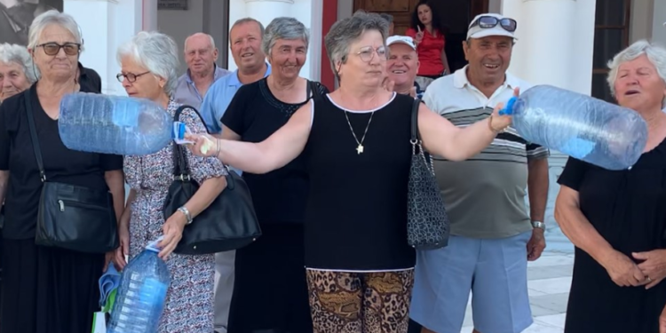 “Duam ujë në shtëpi”, dhjetëra banorë të Nartës në protestë para Bashkisë Vlorë