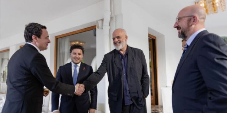 Shkrihen akujt mes Kurtit dhe Ramës, sot Samiti i Bled, dy kryeministrat të qeshur krah njëri-tjetrit