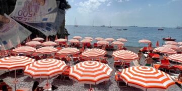 Deri në 700 euro shezlongët, media britanike: Këto janë plazhet më të shtrenjta të Evropës