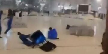 Besimtarë të shtrirë dhe karrige në ajër, stuhia pushton Qaben në Mekë