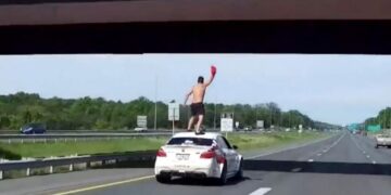 Ndikimi i frikshëm i rrjeteve sociale, sfida fatale që po merr “më qafë” të rinjtë, “surfing” mbi makinë me 130 km/h