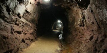 Minatori i plagosur lihet në hyrje të spitalit në Dibër, dërgohet te Trauma në gjendje kome