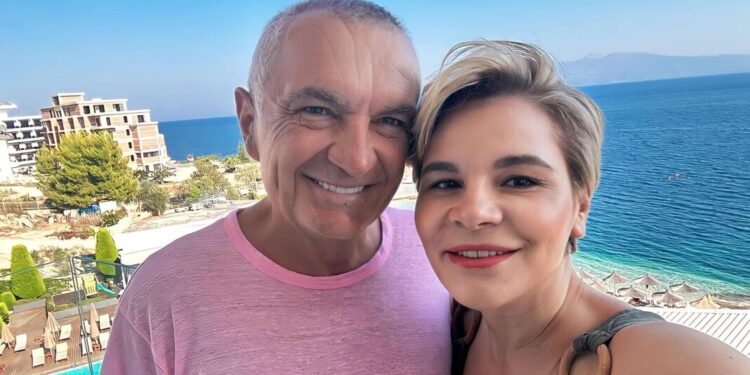 Monika Kryemadhi foto me Metën buzë detit, “vulos” aludimet për pushime luksi në Greqi