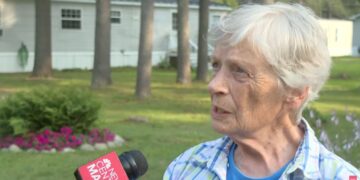 U përlesh me adoleshentin që i hyri në shtëpi, por 87-vjeçarja nuk e le t’i ikë pa ngrënë