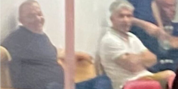 Të relaksuar dhe me krahët hapur, ish-zv/ministri i shëndetësisë dhe biznesmeni Rrapaj dalin të qeshur para gjykatës