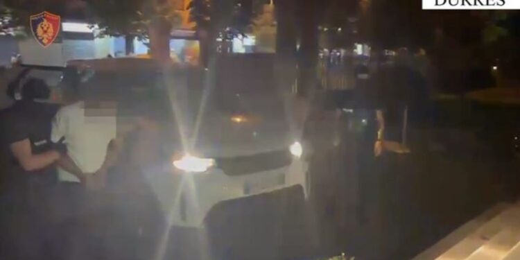 26-vjeçari durrsak kërcënon kushëririn, qëllon me kallashnikov në ajër