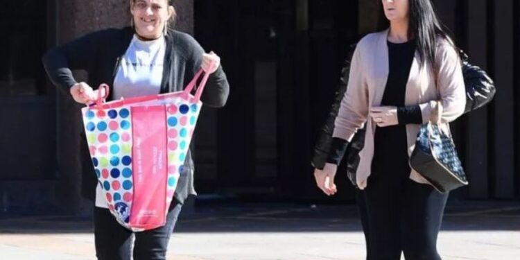 U dehën në funeralin e xhaxhait të tyre me alkool falas, dy motra shkaktojnë sherrin e madh