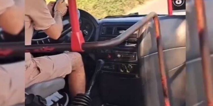 Shoferi i linjës Kamzë-Bërxullë rrezikoi jetën e qytetarëve duke drejtuar autobusin me bërryla, policia e gjobit vetëm me 150 mijë lekë