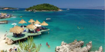 Gazetari tregon ëndrrën e keqe të pushimeve në Ksamil: Nga “killeri” te “Pasqyrat” te horrat e çadrave dhe cubat e “Bianko”