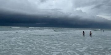 Uragani Idalia drejt Floridës, autoritetet japin urdhra evakuimi