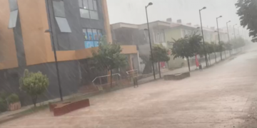 Shi e breshër i fortë, përmbyten rrugët e qytetit të Bulqizës, probleme për lëvizjen e qytetarëve