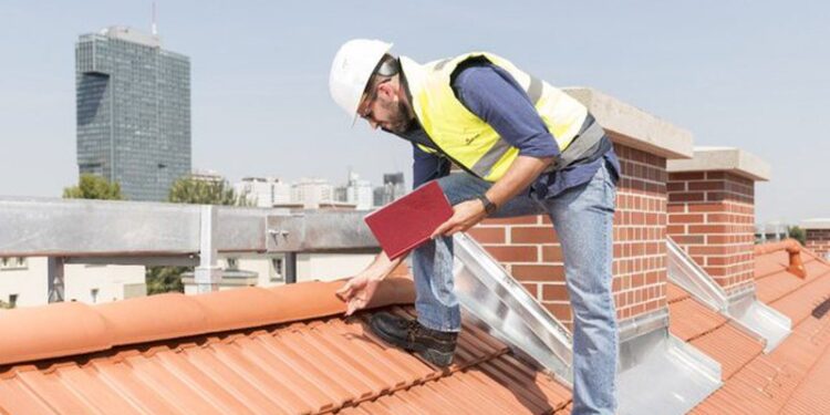 Ishte duke punuar në çati, bie nga lartësia dhe humb jetën në vend 31-vjeçari shqiptar