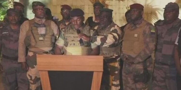 Grusht shteti në Afrikë, ushtria merr kontrollin e vendit