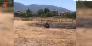 Ndezi zjarr në Radhimë dhe tentoi t’i largohej policisë, arrestohet 26-vjeçari , ja çfarë iu gjet gjatë kontrollit