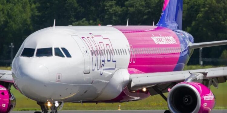 Wizz Air nxjerr pasagjerët me policë nga avioni pasi shiti më shumë bileta se vende