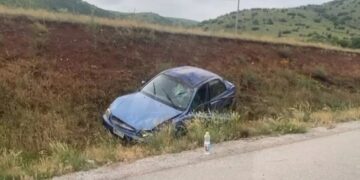 Makina del nga rruga në Maliq, plagoset shoferi