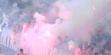 Kaos në “Air Albania”, tifozët turq hedhin fishekzjarre në fushë, shtyhet takimi