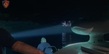 E bllokuar afër një shpelle në Karaburun për 12 orë, policia i vjen në ndihmë turistes italiane