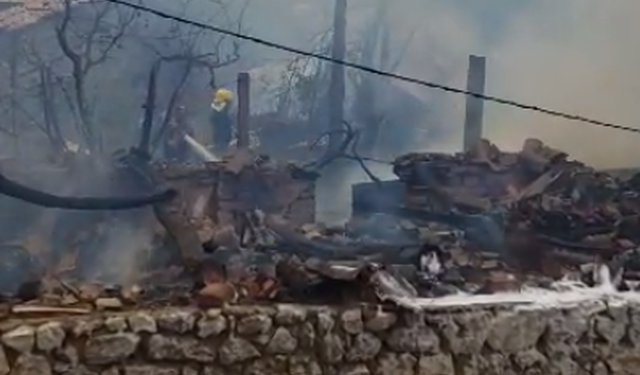 Bie zjarr në një kasolle në Maliq, digjen të gjitha zahiretë e bagëtive, flakët rrezikuan edhe banesat pranë