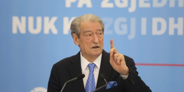 “Duhet të dorëhiqesh me urgjencë”, Berisha reagon pas përgjigjes së Metanit: Je pjesë e organizatës kriminale të djegësave
